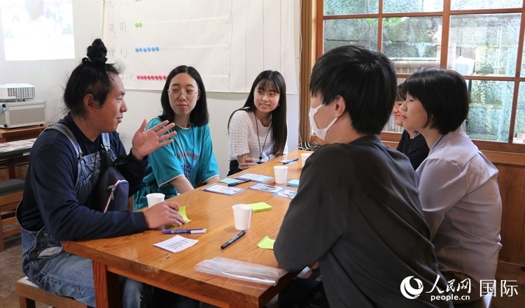 通過卡片游戲，模擬如何解決海洋垃圾問題。人民網(wǎng) 許可攝