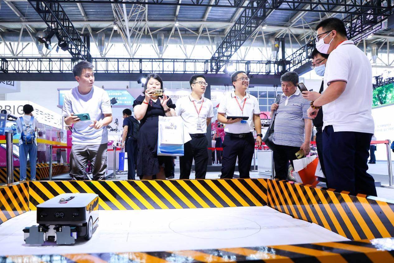 講解員向觀眾介紹智能劃線機器人。來源：受訪方供圖