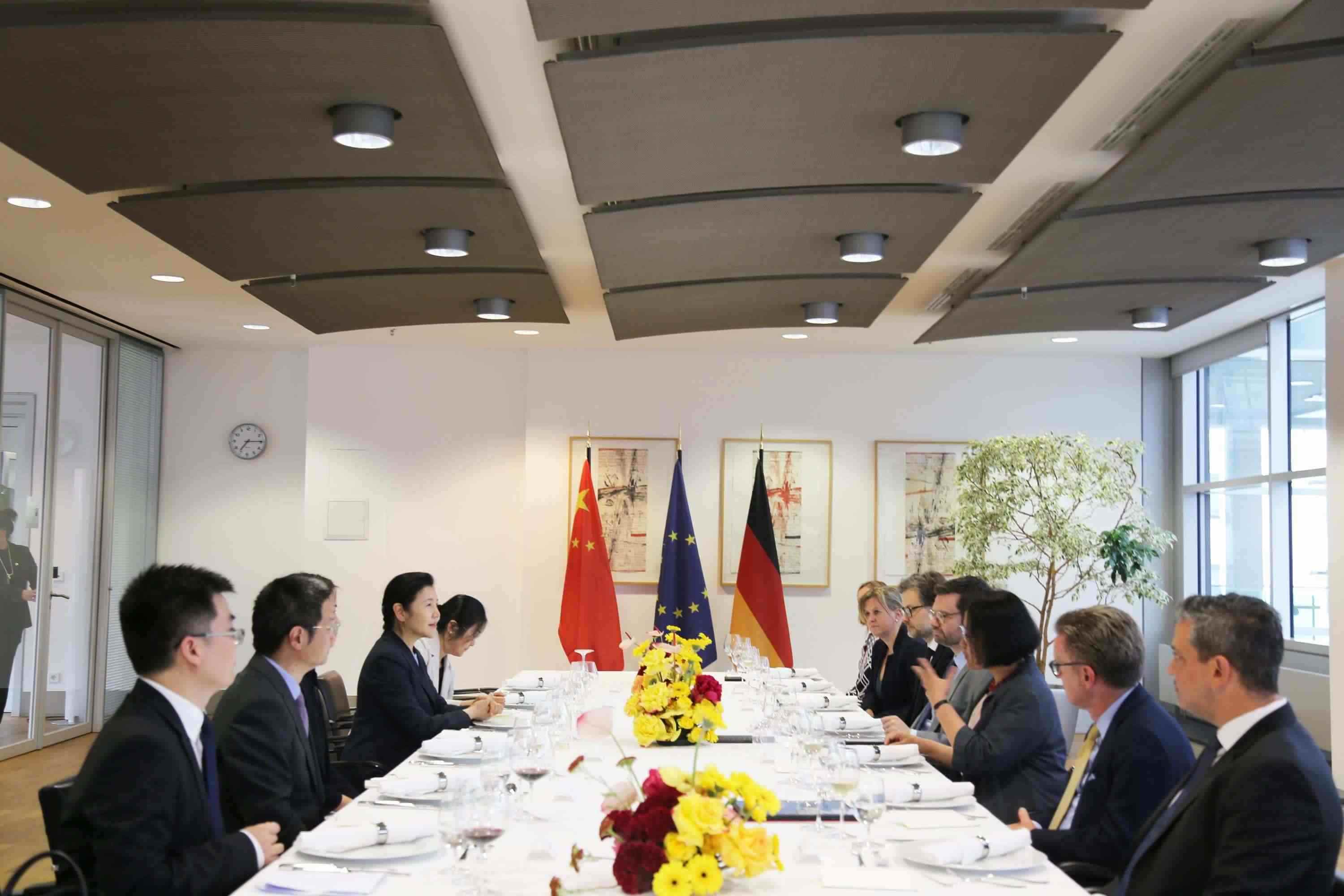 司法部長賀榮與德國聯(lián)邦司法部長布施曼舉行會(huì)談。