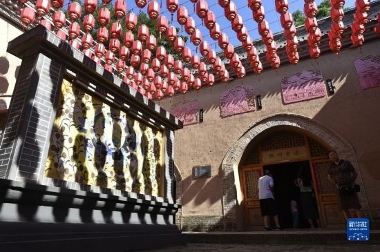 6月23日，游人在三門峽市陜州地坑院景區(qū)內(nèi)游覽。