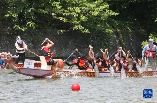 6月23日，在江蘇省宜興市舉行的龍舟競渡賽中，參賽選手們奮力拼搏。