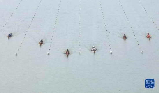 6月23日，在江蘇省泰州市水上運動訓練基地，人們參加龍舟比賽（無人機照片）。