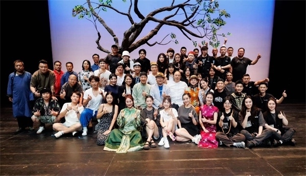 《斷金》百場(chǎng)演職人員合影。龍馬社供圖