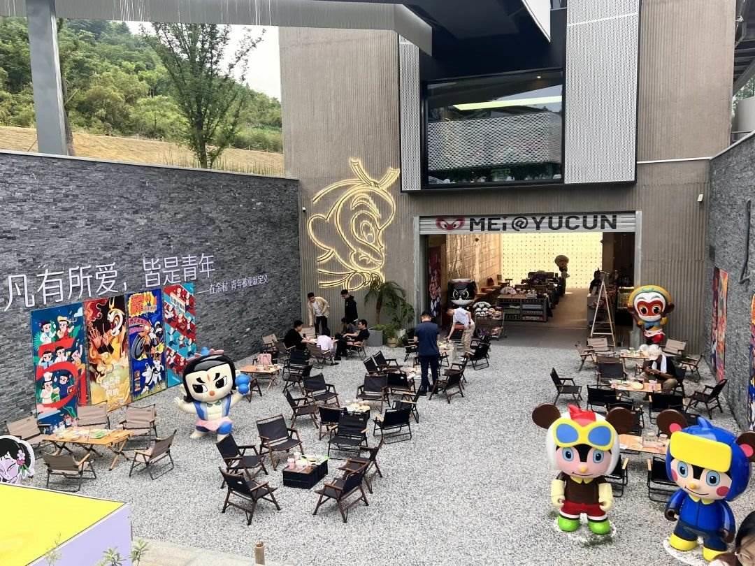 在浙江省湖州市安吉縣天荒坪鎮(zhèn)余村拍攝的國漫主題咖啡店。銳聆 攝