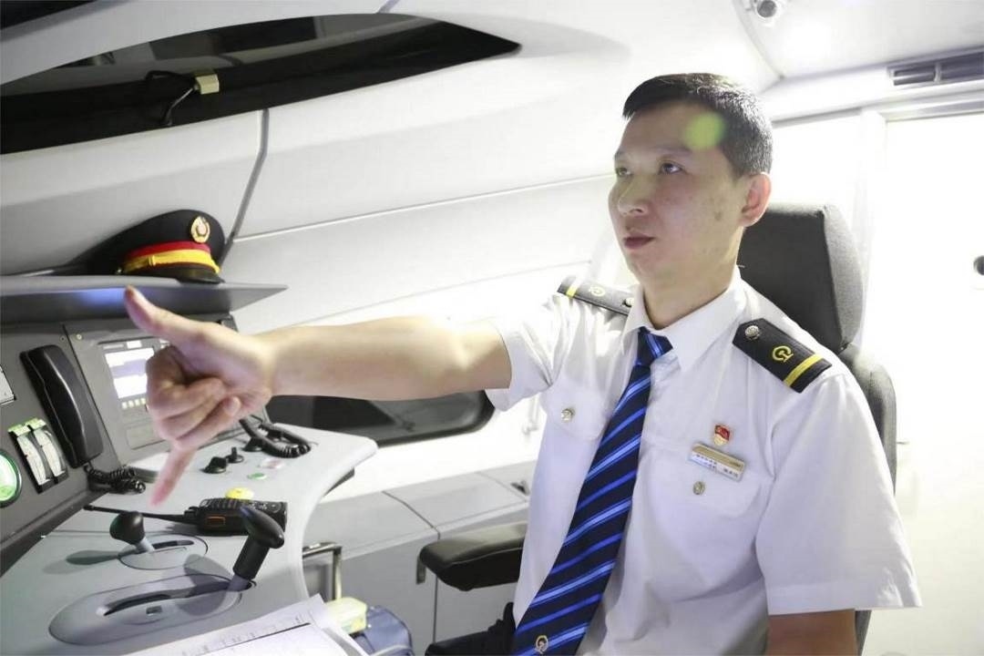 陳承儀駕駛動車組列車執(zhí)行標(biāo)準(zhǔn)作業(yè)。陳巍攝