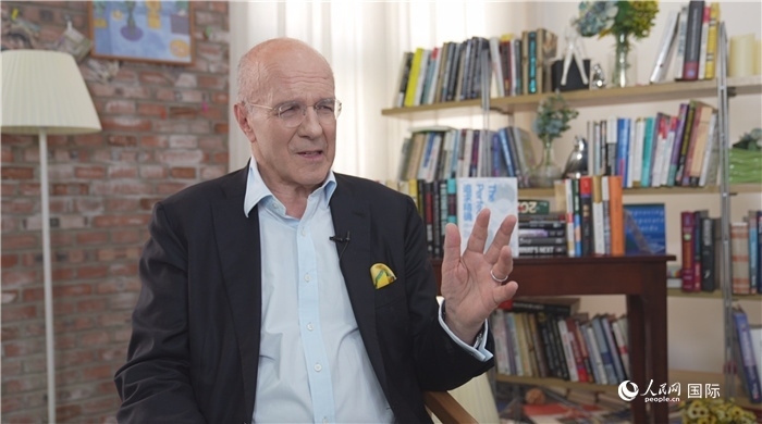 西蒙·溫切斯特接受人民網(wǎng)采訪。人民網(wǎng)記者 劉寧攝