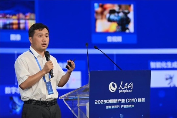 人民中科研究院院長(zhǎng)、首席科學(xué)家李兵發(fā)表主旨演講。人民網(wǎng)記者 于凱攝