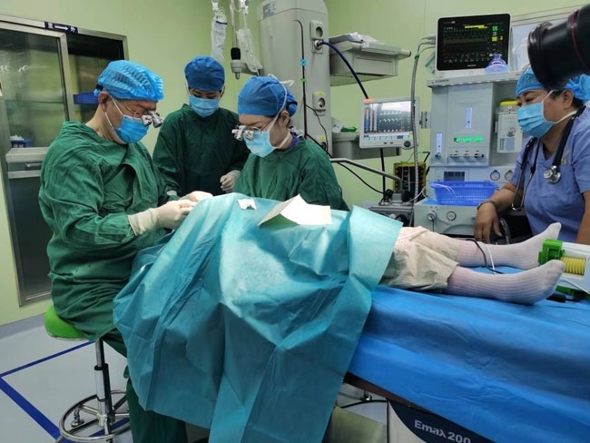 5歲的丹增貴吉正接受雙眼斜視矯正手術(shù)。人民網(wǎng)記者 李棟攝