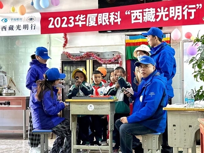 華廈眼科醫(yī)務(wù)人員對(duì)當(dāng)?shù)厣倌陜和M(jìn)行近視、弱視、斜視篩查。人民網(wǎng)記者 李棟攝