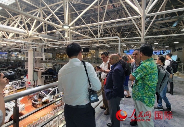 外媒記者在廣汽埃安車(chē)間參觀(guān)。人民網(wǎng) 寧玉瑛攝