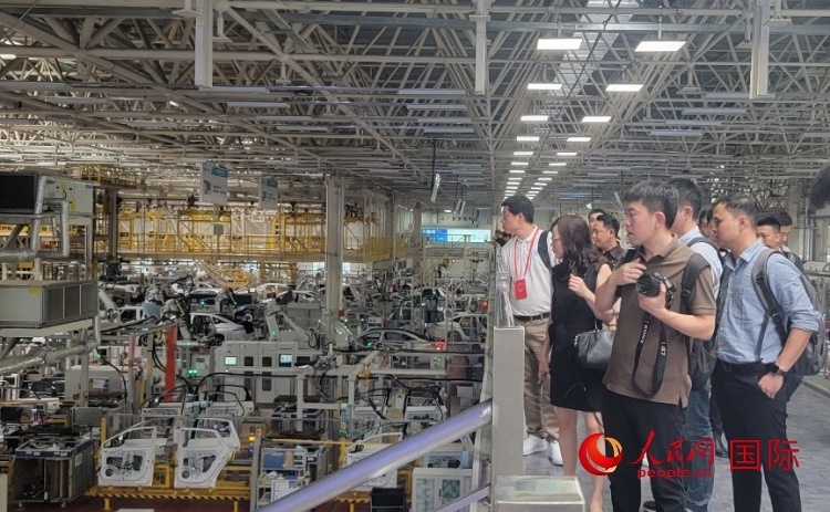 外媒記者在廣汽埃安車(chē)間參觀(guān)。人民網(wǎng) 寧玉瑛攝