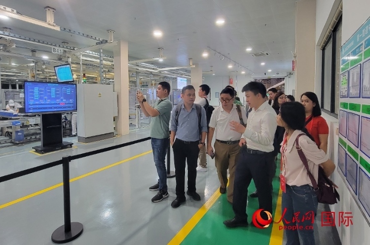 廣汽埃安工作人員向外媒記者進(jìn)行介紹。人民網(wǎng) 寧玉瑛攝