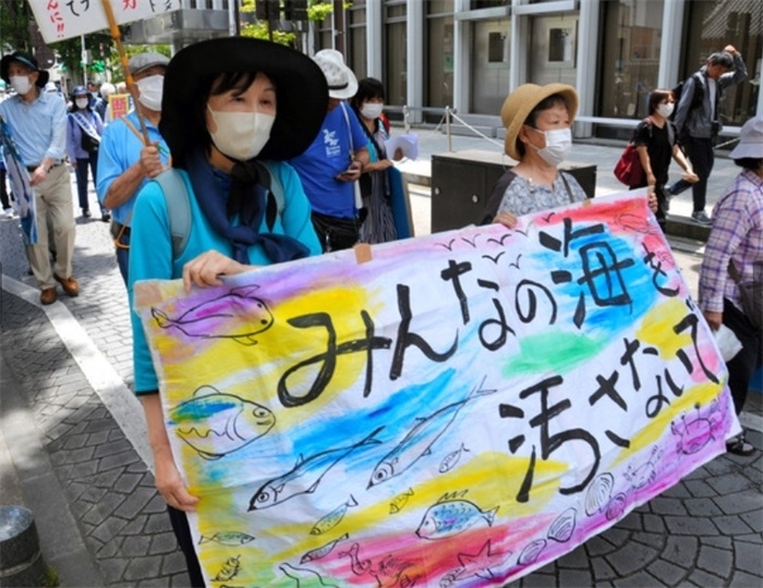 2023年6月20日，日本民眾在福島縣政府周圍舉行抗議活動，強(qiáng)烈反對核污水排海計劃，呼吁保護(hù)漁業(yè)資源。圖片來源：《朝日新聞》