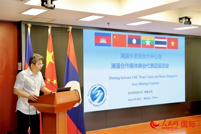 由瀾湄六國(guó)有關(guān)部門(mén)及主流媒體等組成的采訪團(tuán)與中方代表在瀾湄水資源合作中心舉行座談會(huì)。水利部國(guó)際合作與科技司副司長(zhǎng)、一級(jí)巡視員、瀾湄水資源合作聯(lián)合工作組中方組長(zhǎng)李戈發(fā)表講話。（人民網(wǎng) 李世奇攝）