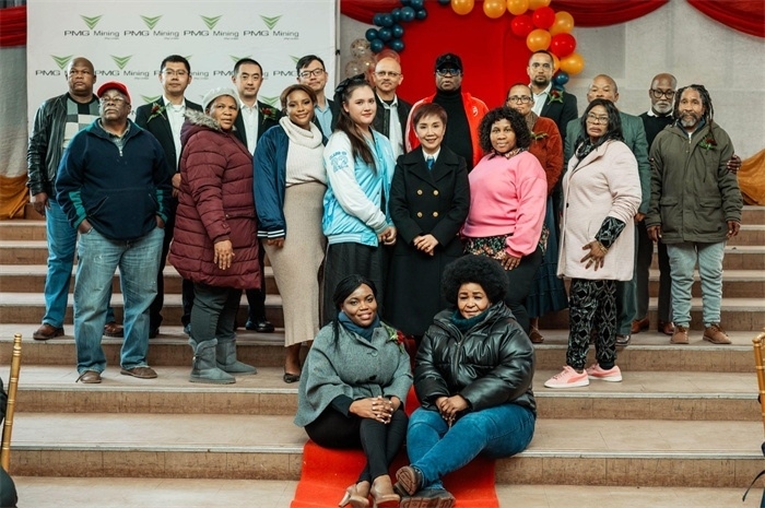 PMG礦業(yè)公司股東和管理團(tuán)隊和演講嘉賓合影。（圖片來源：廣西大錳南非PMG礦業(yè)有限公司）