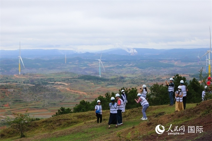 瀾湄記者團(tuán)在富源西風(fēng)電基地拍照“打卡”。（人民網(wǎng) 李發(fā)興攝）