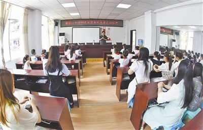  圖②：法院干警向參加活動(dòng)的學(xué)生和家長講解暑假安全教育知識(shí)。