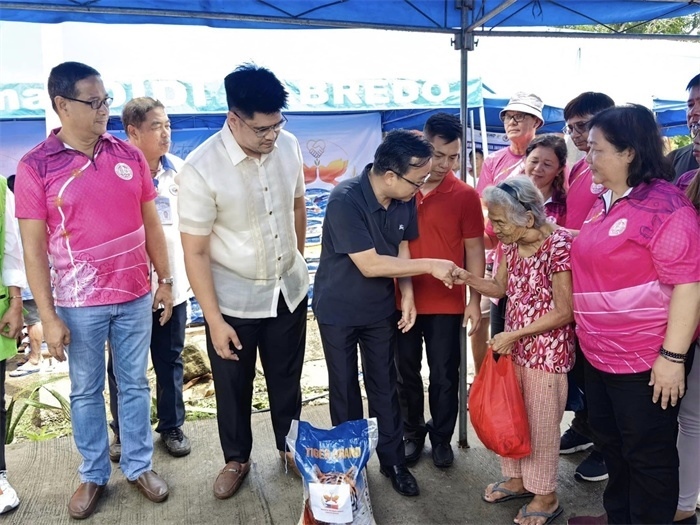 中國(guó)駐菲律賓大使館向部分馬榮火山受災(zāi)家庭分發(fā)賑災(zāi)物資。中國(guó)駐菲律賓大使館供圖