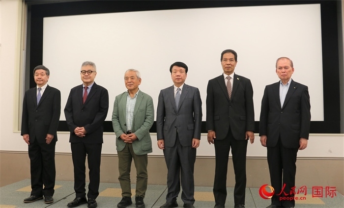 主辦方與嘉賓合影。（人民網(wǎng) 許可攝）