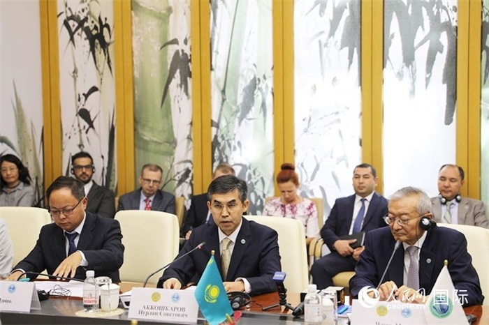 哈薩克斯坦常駐上合組織秘書處代表努爾蘭·阿科什卡羅夫介紹哈薩克斯坦接任輪值主席國后的優(yōu)先工作。人民網 俄布拉依攝