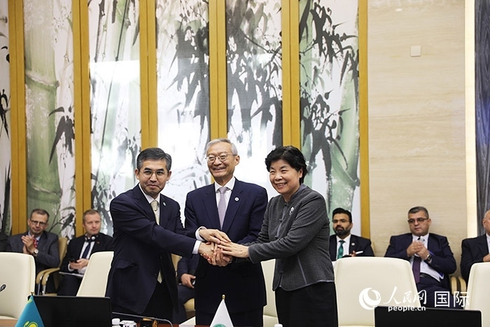 上合組織秘書處、哈駐華使館、上合組織睦鄰友好合作委員會簽署《聯合行動計劃》。人民網 俄布拉依攝