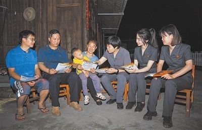 “法治屋場會”上，法院黨員志愿服務(wù)隊在給種植戶普及法律知識。