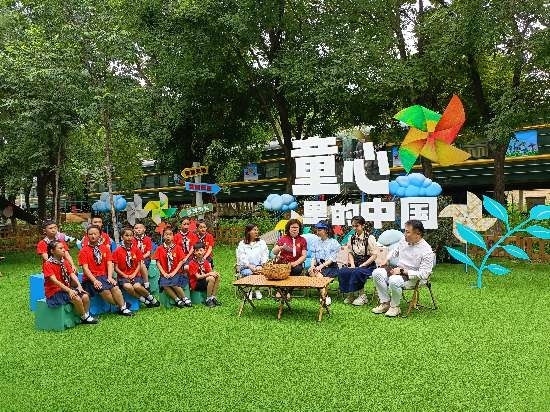 文縣東壩童聲合唱團的孩子們在央視大風車基地錄制節(jié)目。