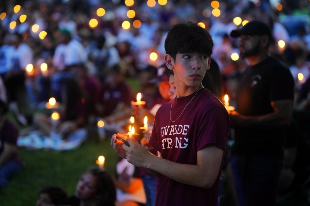 5月24日，在美國得克薩斯州小城尤瓦爾迪，人們參加守夜儀式悼念校園槍擊遇害者。當日是美國尤瓦爾迪大規(guī)模校園槍擊事件一周年。新華社記者吳曉凌攝