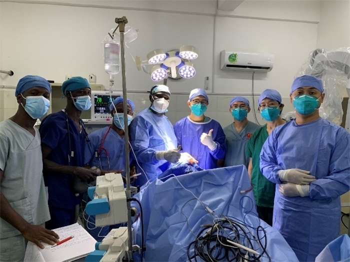 腦膿腫手術(shù)成功，全體參與手術(shù)的醫(yī)務(wù)工作者合影留念。中國第二十九批援幾內(nèi)亞醫(yī)療隊(duì)供圖