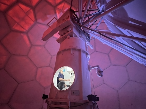 寧德國(guó)家天氣雷達(dá)站工作人員正在清洗雷達(dá)滑環(huán)。人民網(wǎng)高清揚(yáng)攝