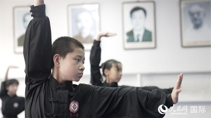 正在練習(xí)劈掛拳的武術(shù)學(xué)童。人民網(wǎng)記者 袁蒙攝