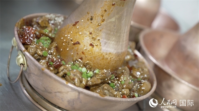 滄州火鍋雞。人民網(wǎng)記者 袁蒙攝