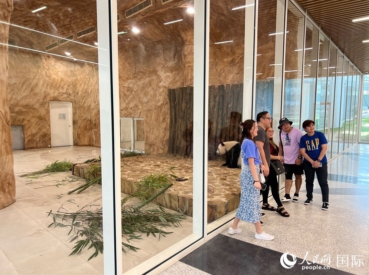 當(dāng)?shù)赜慰团c“四海”合影。人民網(wǎng)記者 張志文攝