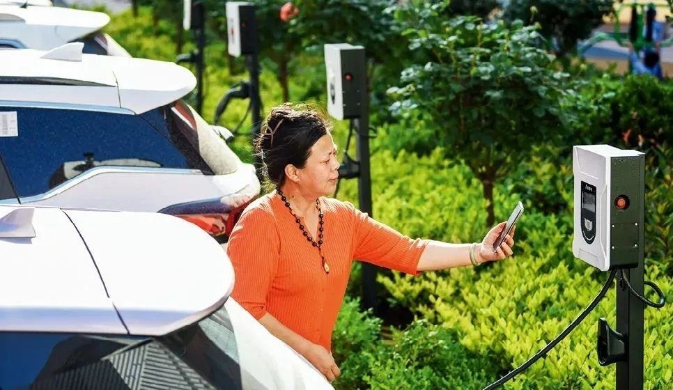 2023年5月24日，山東省膠州市新立街小區(qū)內(nèi)一位居民使用電動(dòng)汽車(chē)充電樁掃碼充電。該小區(qū)加裝各類(lèi)智慧設(shè)備，打造“智慧社區(qū)”，為居民生活帶來(lái)便利。