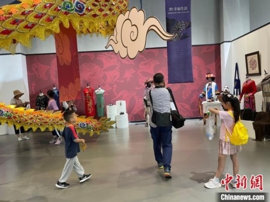 市民參觀展覽。祝歡 攝