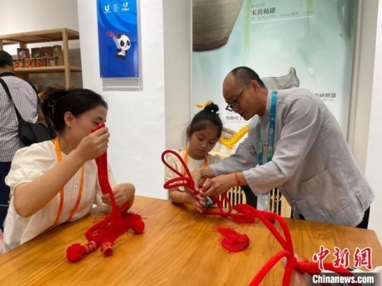 市民體驗(yàn)制作吉祥如意結(jié)。祝歡 攝