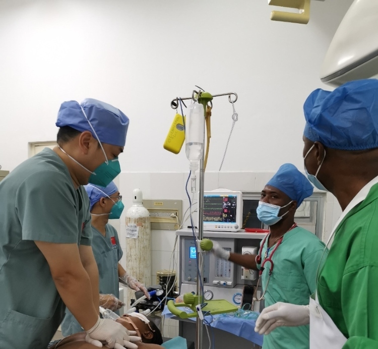 麻醉科李學(xué)斌醫(yī)生和手術(shù)室護(hù)士趙鈺進(jìn)行復(fù)蘇搶救。中國(guó)第二十九批援幾內(nèi)亞醫(yī)療隊(duì)供圖