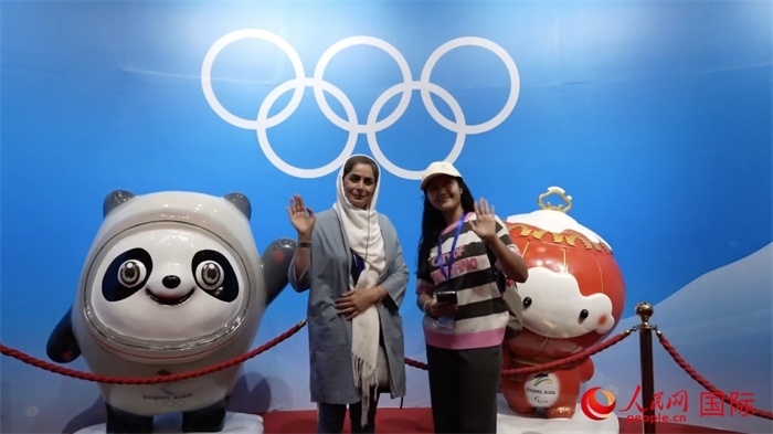 “上合小記者”與2022北京冬奧會吉祥物合影。實習(xí)生 方明軒攝