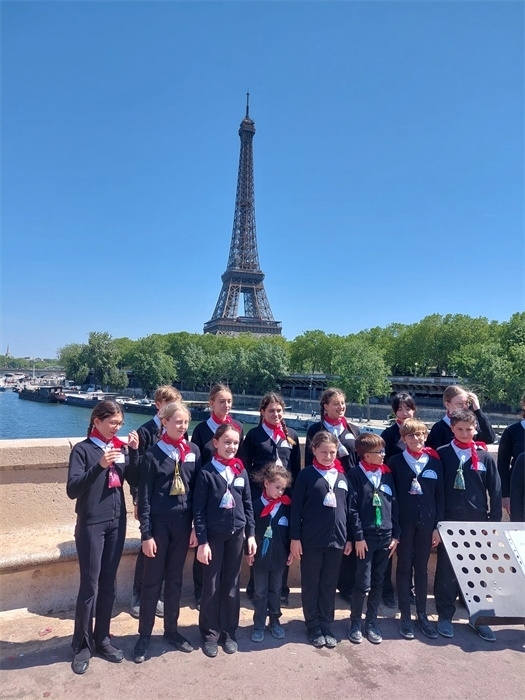 2.2023年5月，巴黎寶麗聲童聲合唱團(tuán)錄制歌曲《如果我去中國(guó)》。（圖片由受訪者提供）