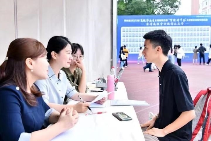 2023年5月7日，四川省2023屆高校畢業(yè)生專場(chǎng)招聘會(huì)暨“百校對(duì)千企”大型校企對(duì)接交流活動(dòng)在成都理工大學(xué)舉行。（四川省教育廳供圖）