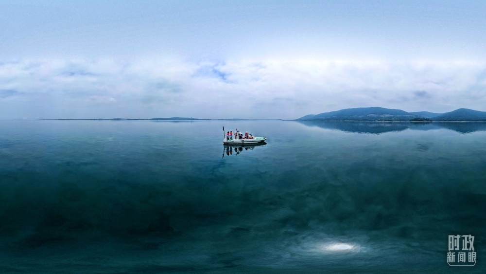 丹江口水庫，工作人員正在采集水樣。（總臺(tái)國廣記者李晉拍攝）