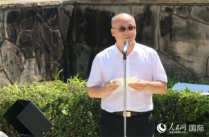 昆明市副市長安恩法在紀念儀式上致辭。人民網(wǎng) 許可攝