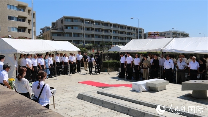 參加紀念活動者全體起立默禱。人民網(wǎng) 許可攝