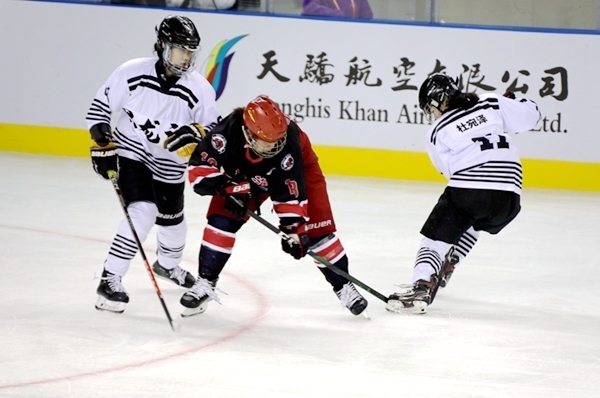 上海隊(duì)田博雅(中)與黑龍江隊(duì)杜宛澤爭搶。人民網(wǎng)記者 胡雪蓉?cái)z