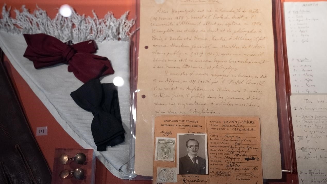 卡贊扎基斯的法語簡歷。人民網(wǎng)記者 葛泰佚攝