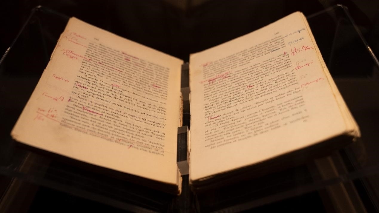 《希臘人左巴》初印后，卡贊扎基斯的修改批注。人民網(wǎng)記者 葛泰佚攝