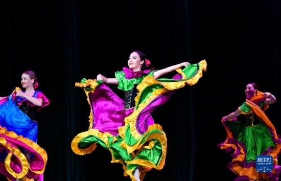 7月21日，哈薩克斯坦薩爾塔納國家舞蹈團(tuán)的演員在演出。