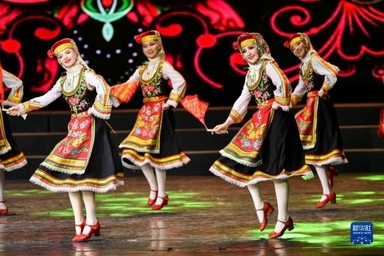 7月21日，哈薩克斯坦薩爾塔納國家舞蹈團(tuán)的演員在演出。