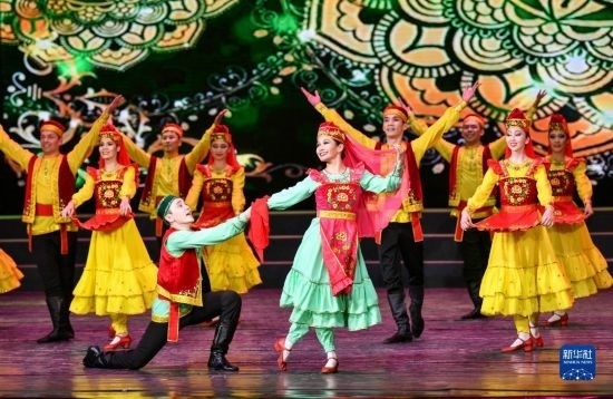 7月21日，哈薩克斯坦薩爾塔納國家舞蹈團(tuán)的演員在演出。