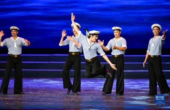 7月21日，哈薩克斯坦薩爾塔納國家舞蹈團(tuán)的演員在演出。